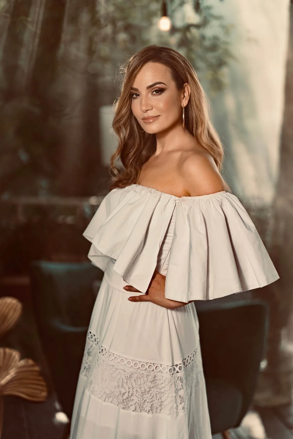 Portret Jelene Tomašević u beloj haljini